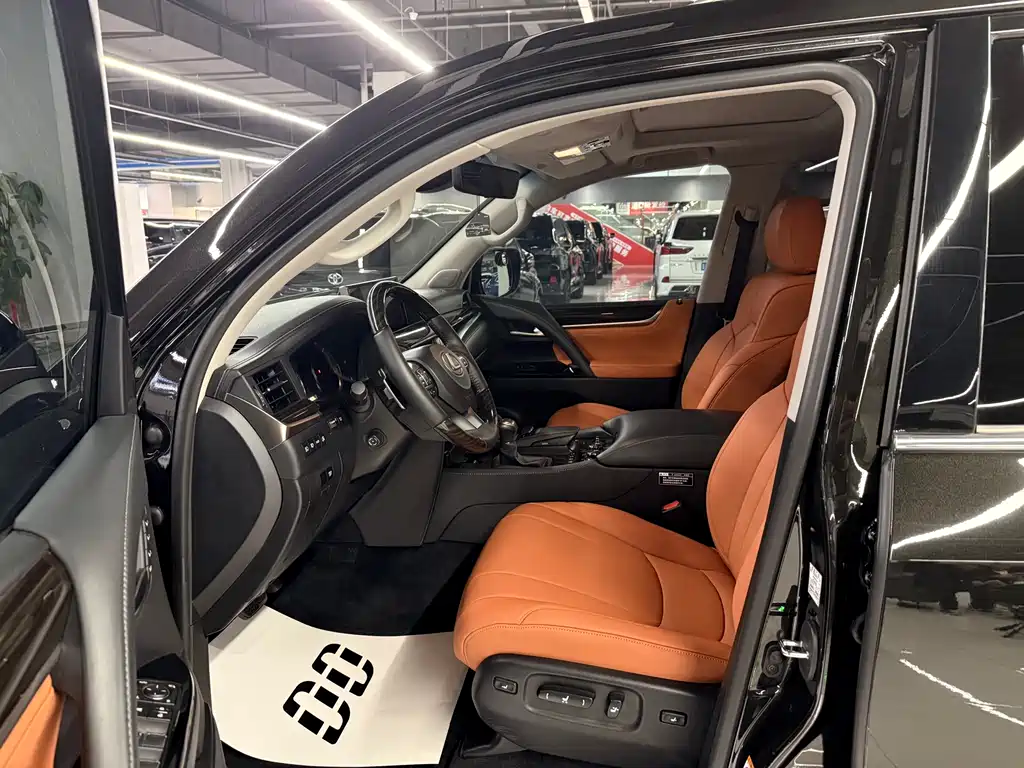 Lexus LX 570 Distinguished Luxury