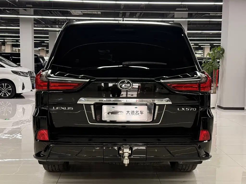 Lexus LX 570 Distinguished Luxury