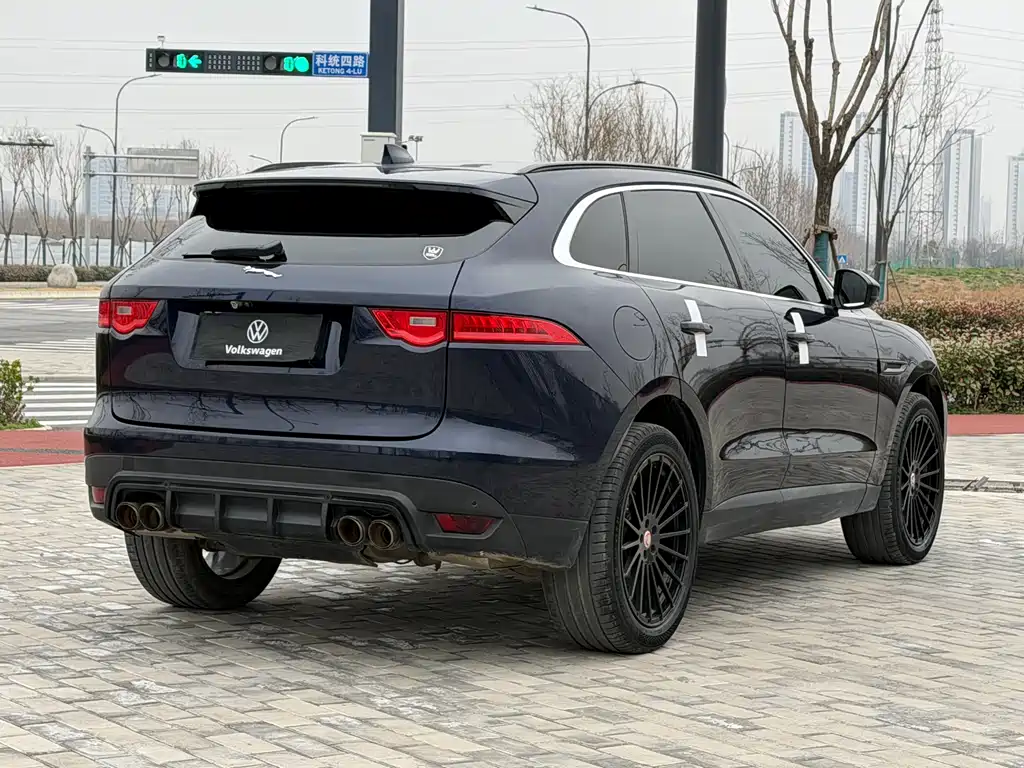 Jaguar F-PACE 2.0 T 4 WD Urban Premium