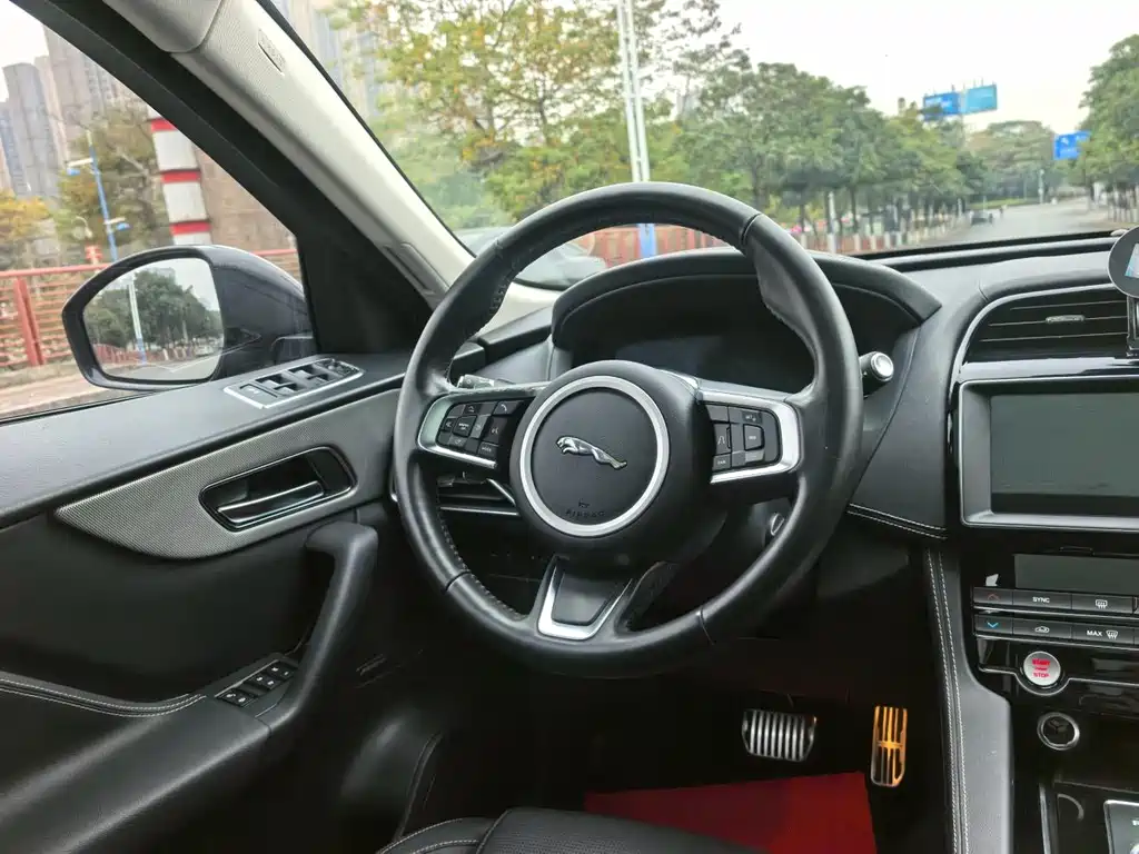 Jaguar F-PACE 2.0 T Racing Flag