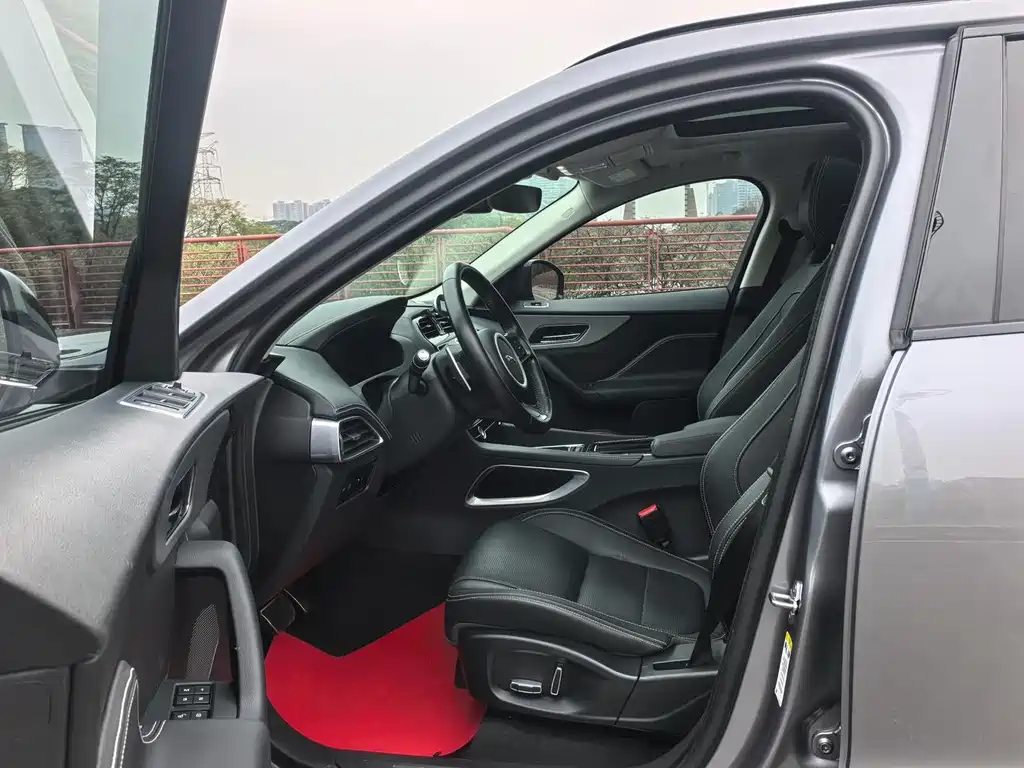 Jaguar F-PACE 2.0 T Racing Flag