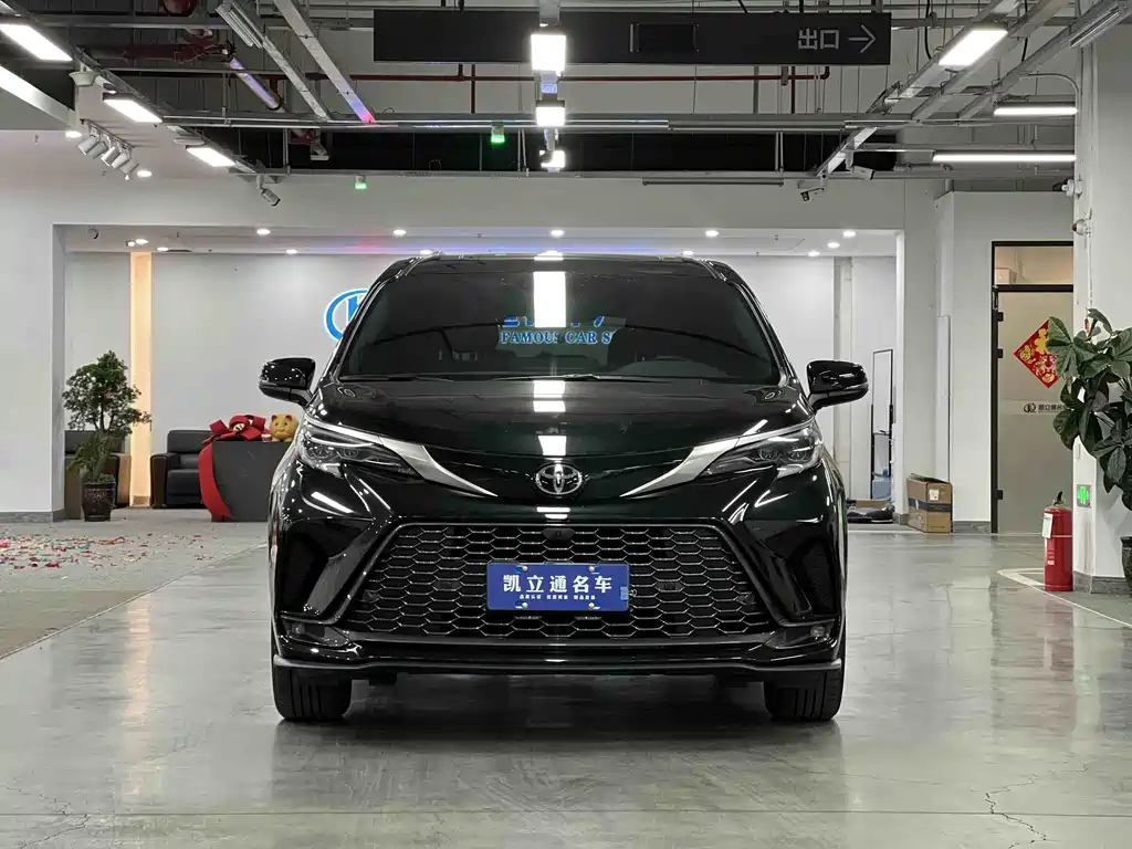 Granvia 2.5 L Hybrid Luxury