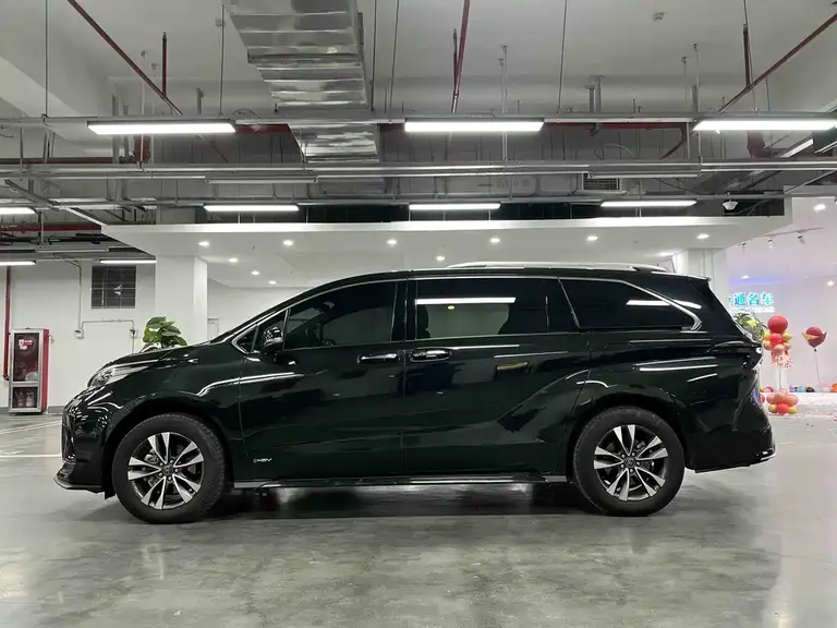 Toyota Granvia 2.5 L Hybrid Luxury