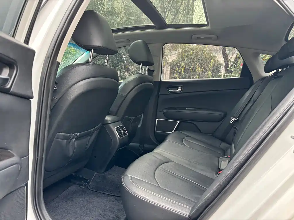 Kia K5 1.6 T Auto LUX