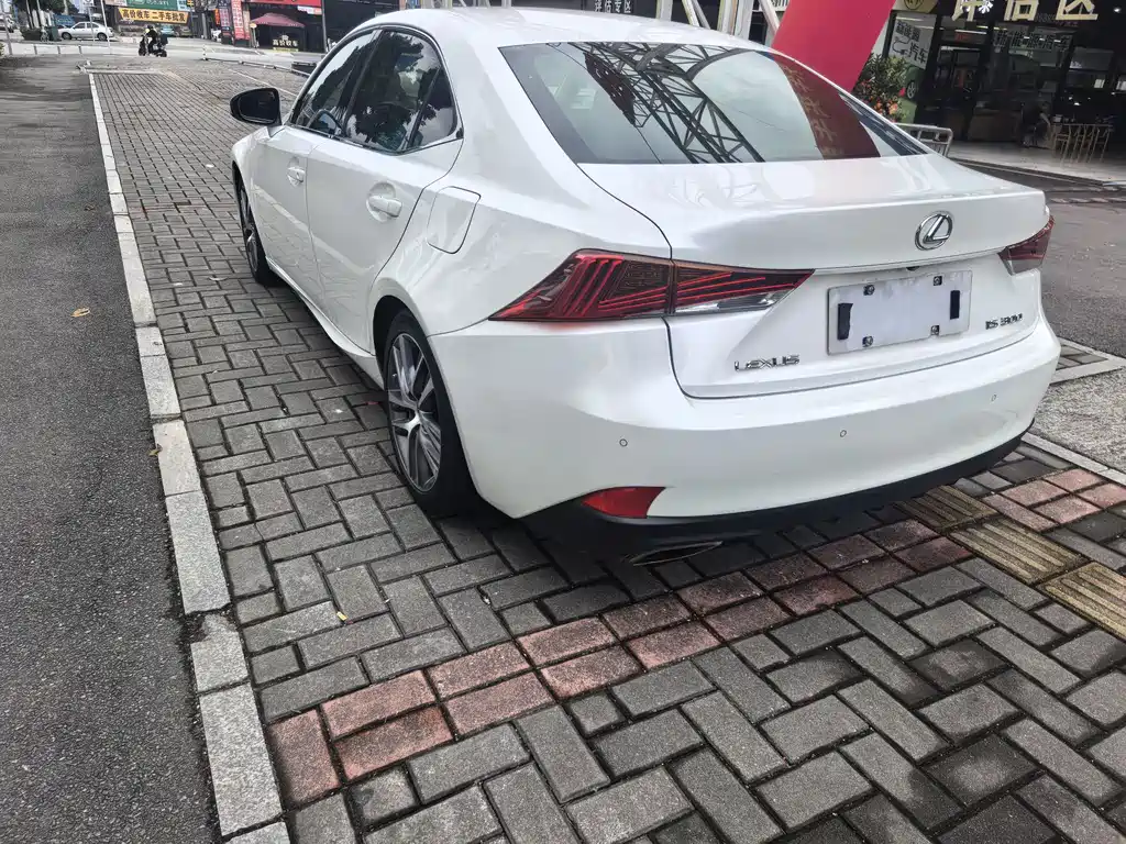 Lexus IS 300 Leading