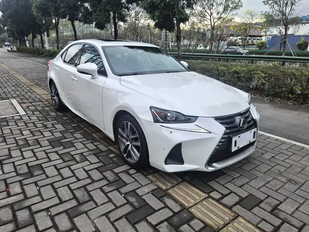 Lexus IS 300 Leading