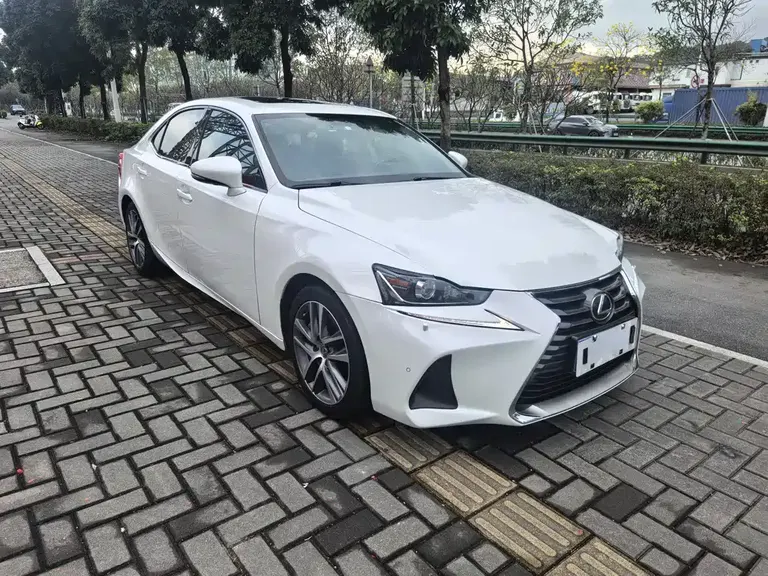 Lexus IS 300 Leading