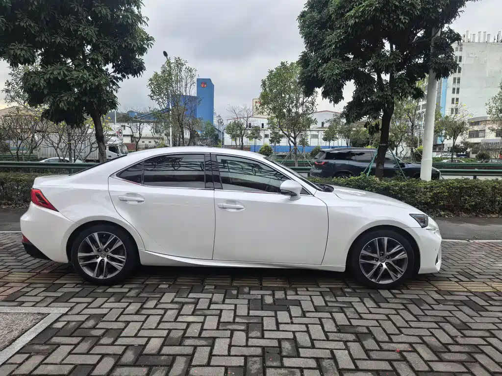 Lexus IS 300 Leading