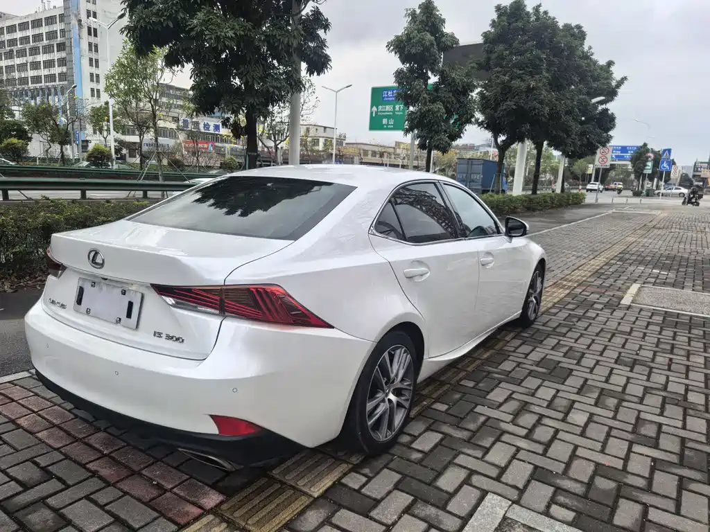 Lexus IS 300 Leading