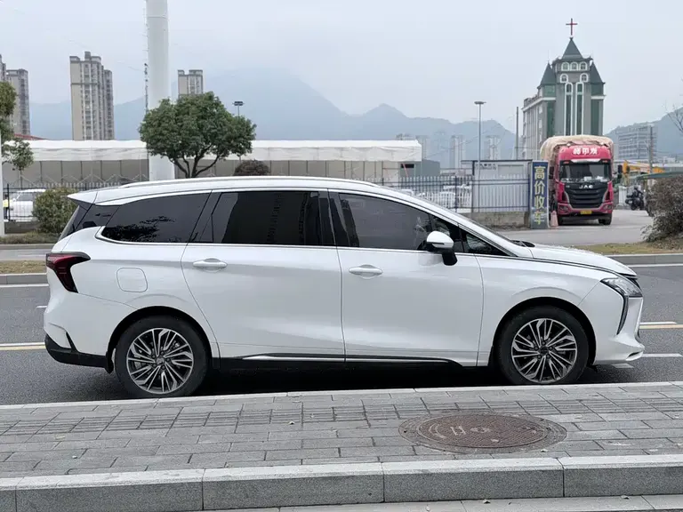 Dongfeng Fengxing Yacht 1.5 T DCT Wave Chaser