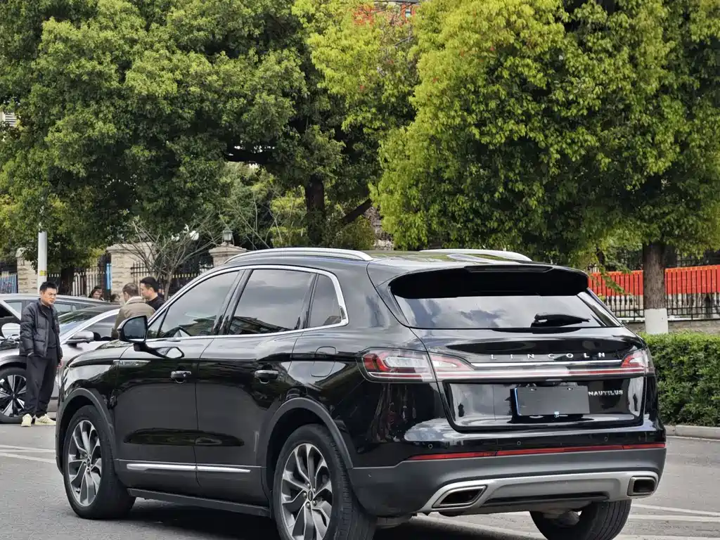 Nautilus 2.0 T 4 WD Graceful