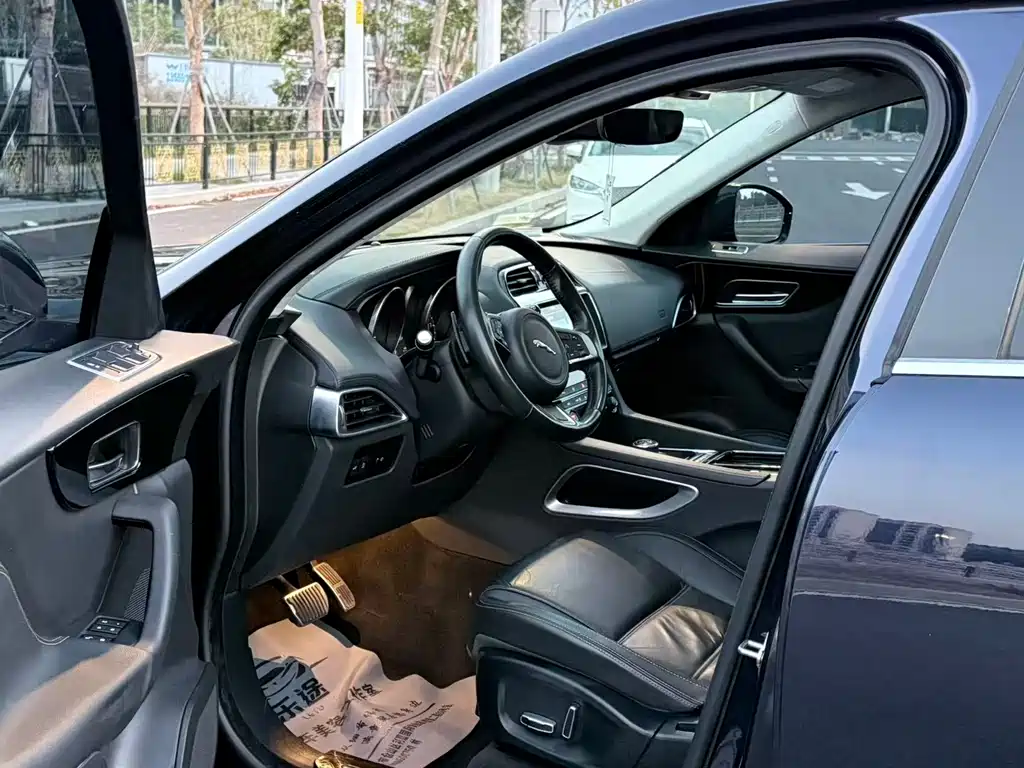 Jaguar F-PACE 2.0 T Urban Premium