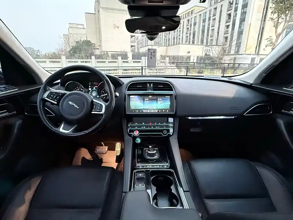 Jaguar F-PACE 2.0 T Urban Premium