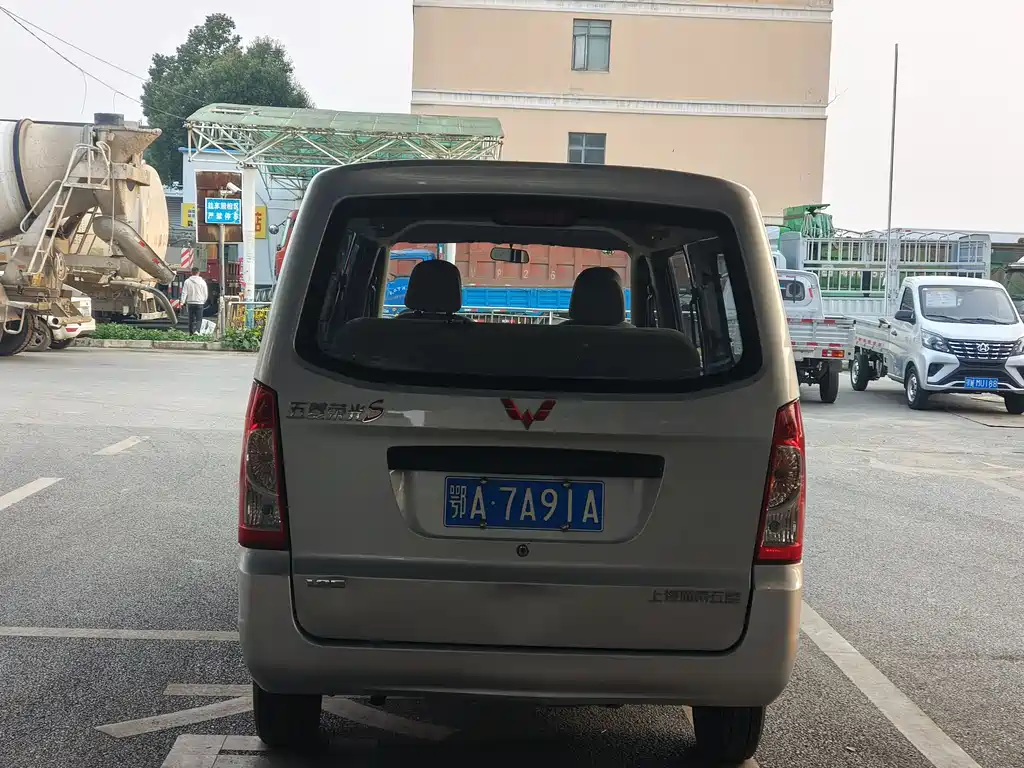 Wuling Rongguang S 1.2 L Standard AC 5-seatLSI