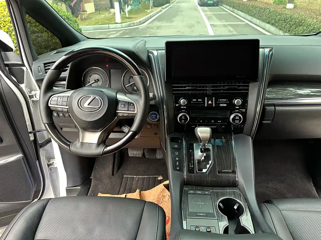 Lexus LM 300 h 7-seat Elegant