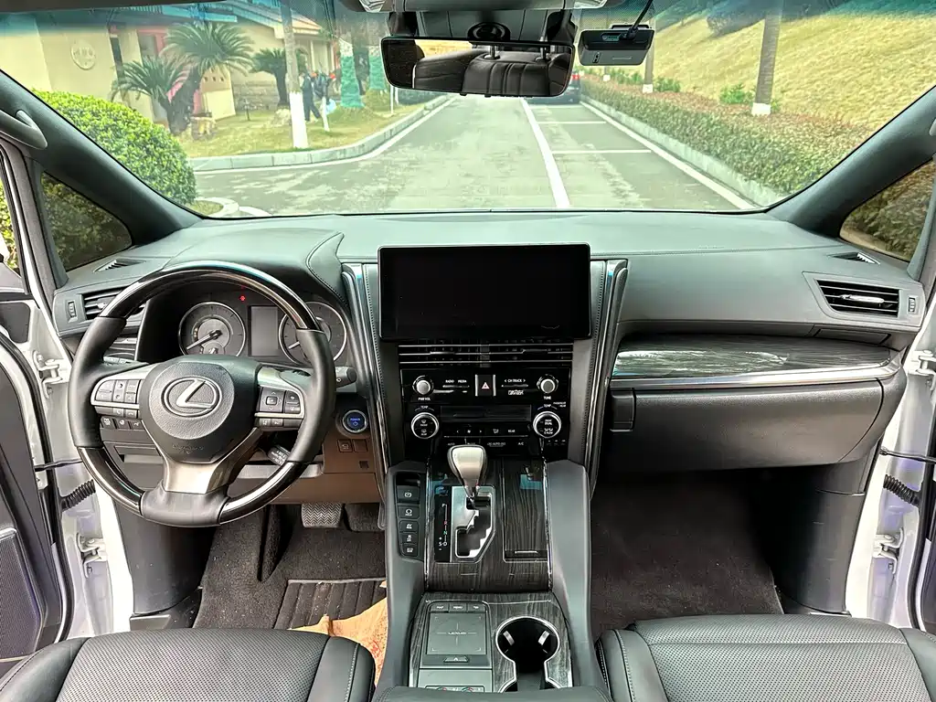 Lexus LM 300 h 7-seat Elegant