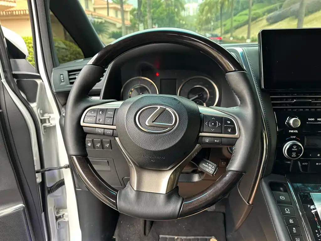 Lexus LM 300 h 7-seat Elegant