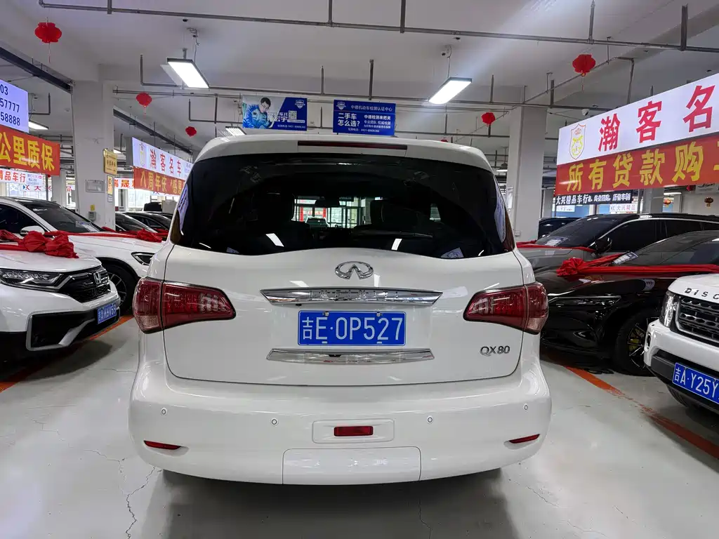 Infiniti QX80 5.6 L 4 WD