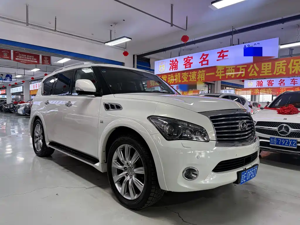 Infiniti QX80 5.6 L 4 WD