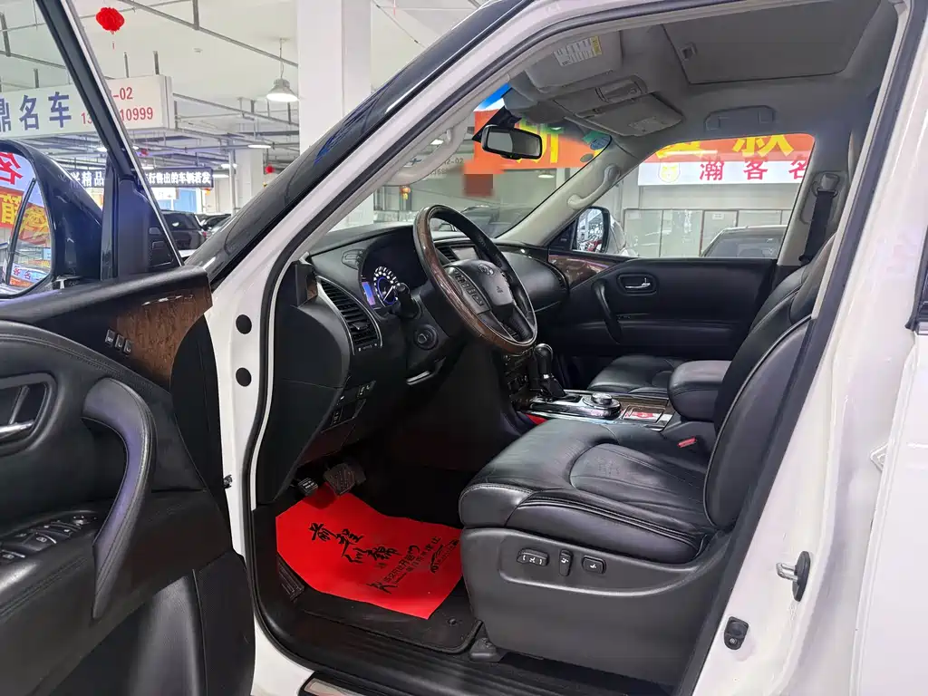 Infiniti QX80 5.6 L 4 WD