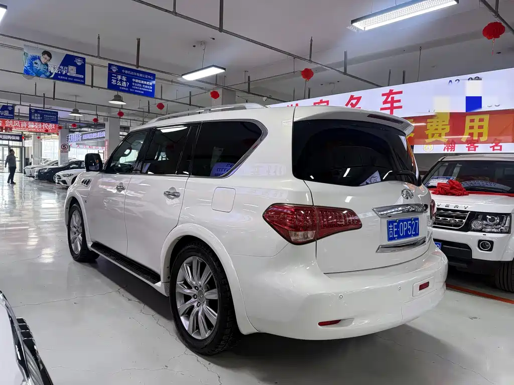 Infiniti QX80 5.6 L 4 WD