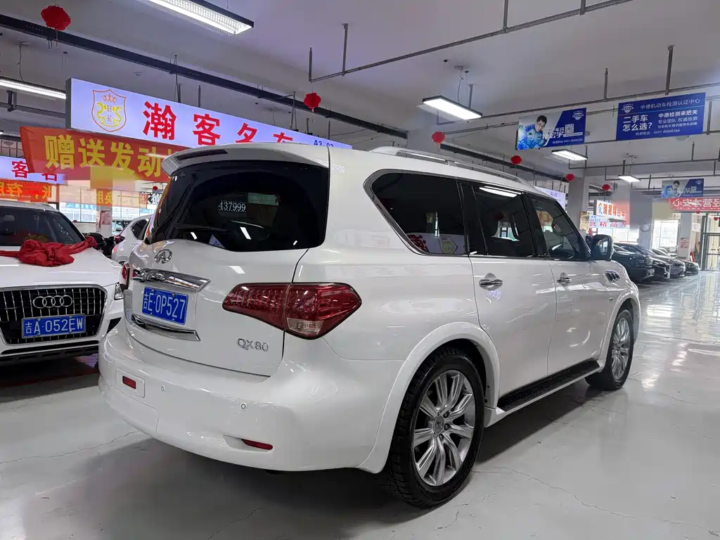 Infiniti QX80 5.6 L 4 WD