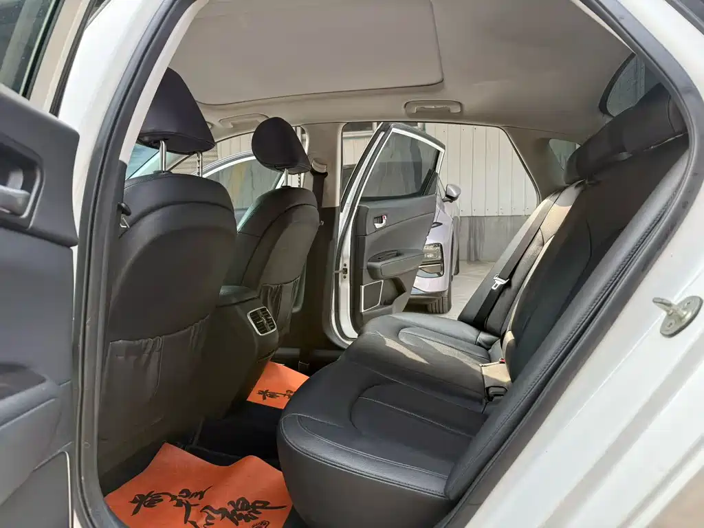Kia K5 2.0 L Auto 15 Anniversary Special Edition LUX