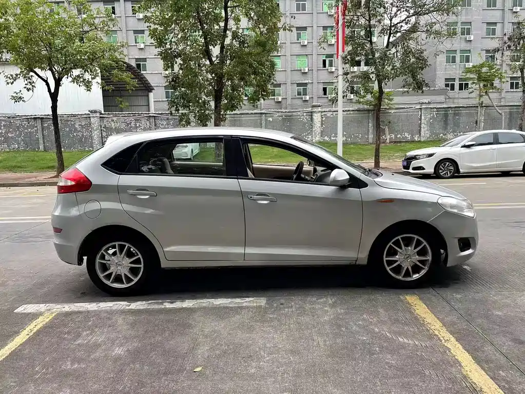 Fengyun 2 Hatchback 1.5 L Strength