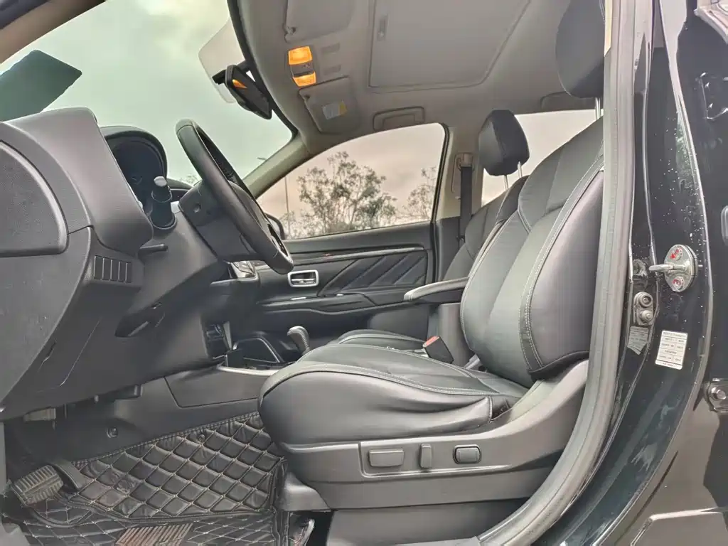 Outlander 2.0 L 2 WD Smooth Enjoyment 5-seat