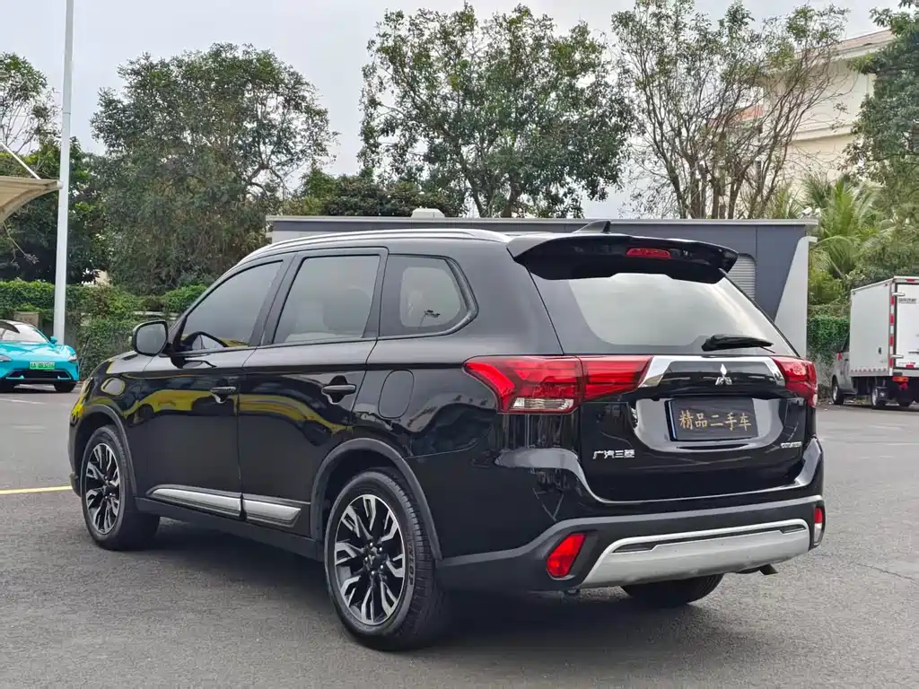 Outlander 2.0 L 2 WD Smooth Enjoyment 5-seat