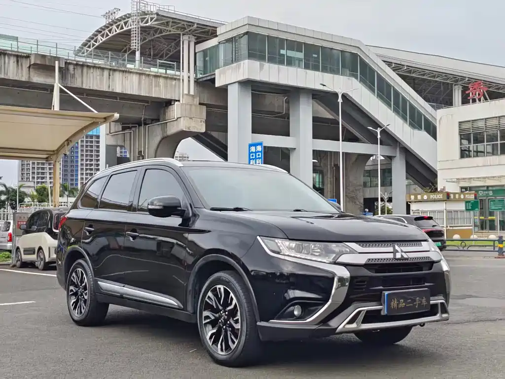 Outlander 2.0 L 2 WD Smooth Enjoyment 5-seat
