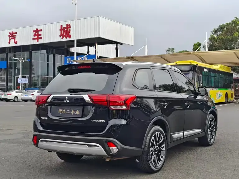 Mitsubishi Outlander 2.0 L 2 WD Smooth Enjoyment 5-seat
