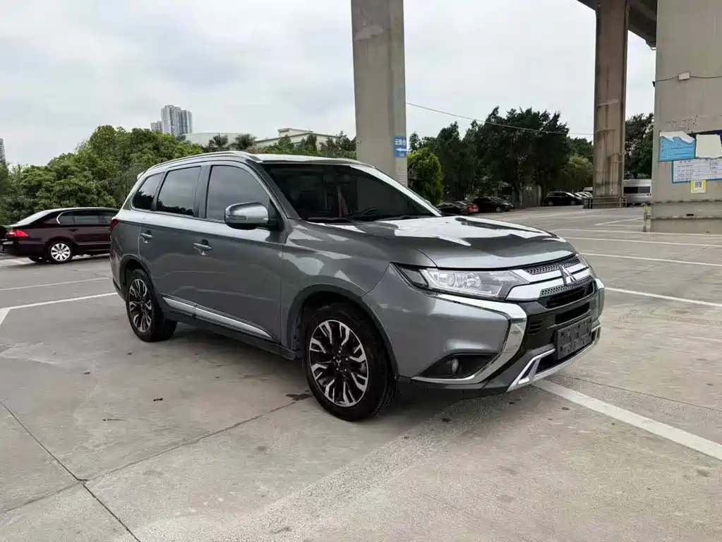 Outlander 2.0 L 2 WD Smooth Enjoyment 5-seat CN-VI