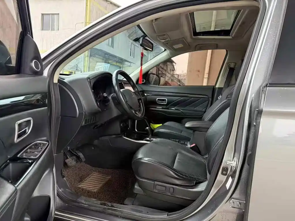 Outlander 2.0 L 2 WD Smooth Enjoyment 5-seat CN-VI
