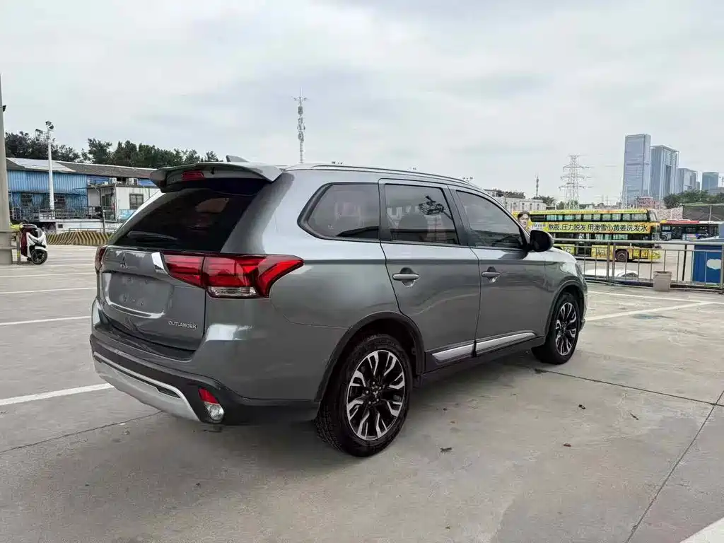 Outlander 2.0 L 2 WD Smooth Enjoyment 5-seat CN-VI