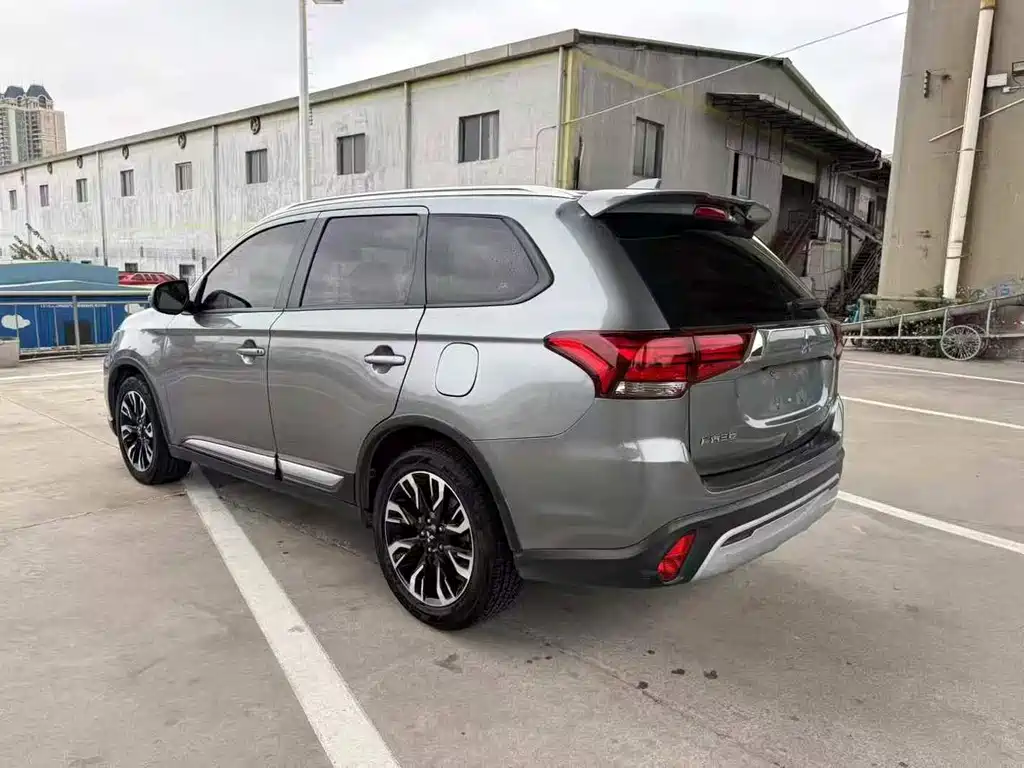Outlander 2.0 L 2 WD Smooth Enjoyment 5-seat CN-VI