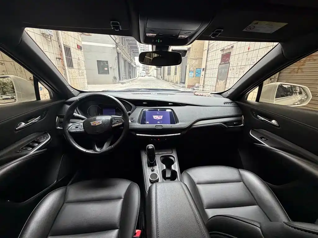Cadillac XT4 Facelift 28 T 2 WD Leading