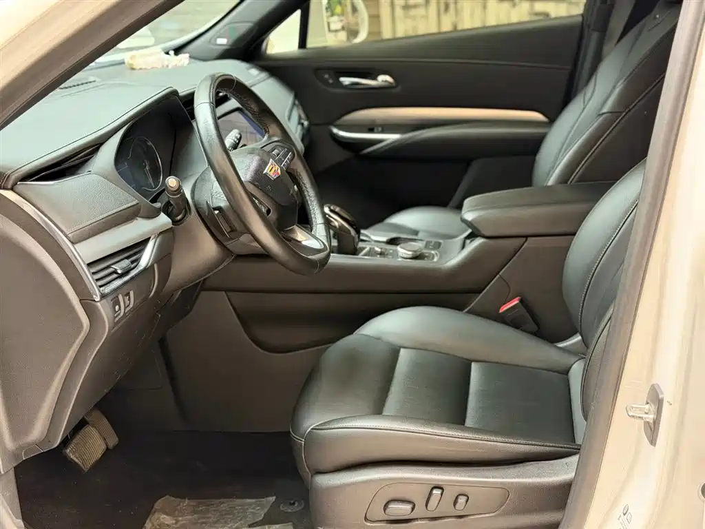 Cadillac XT4 Facelift 28 T 2 WD Leading