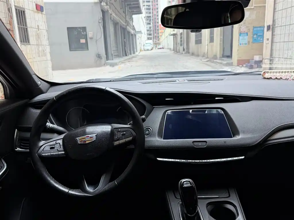 Cadillac XT4 Facelift 28 T 2 WD Leading