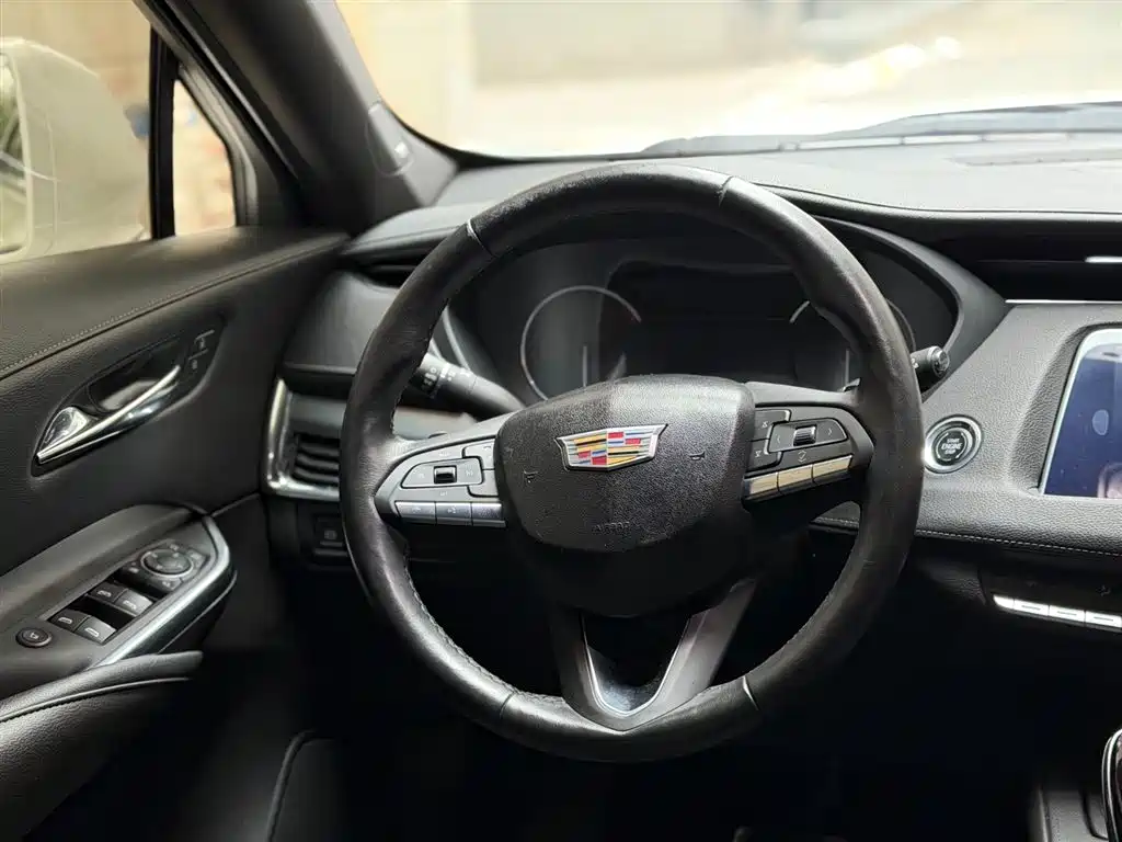 Cadillac XT4 Facelift 28 T 2 WD Leading