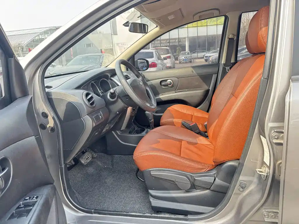 Livina 1.6 XE CVT Comfort