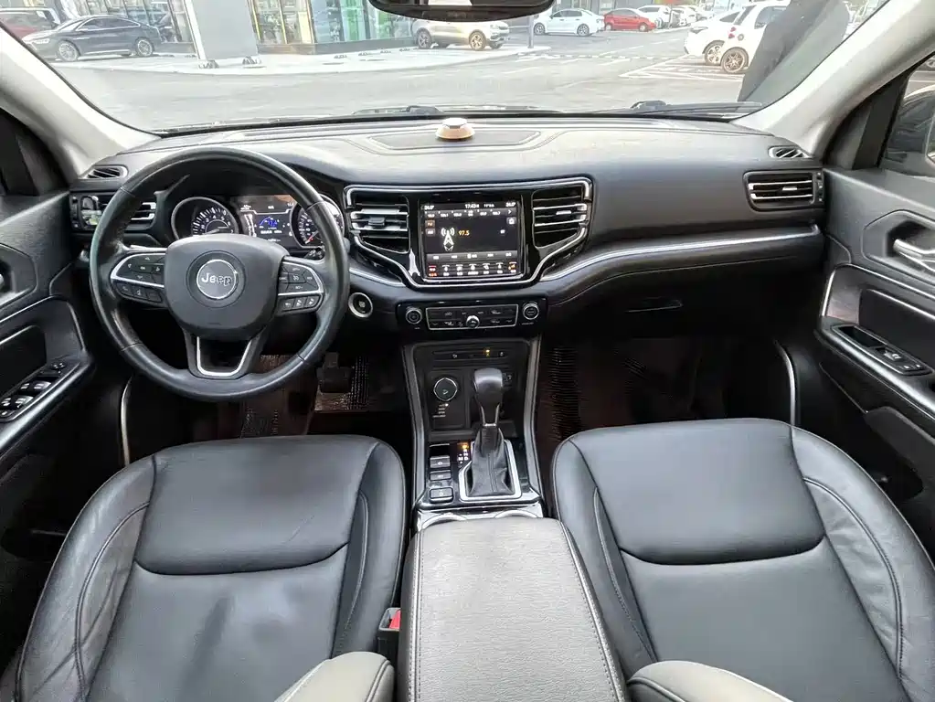 Grand Commander 2.0 T 4 WD Premium Enjoyment CN-VI