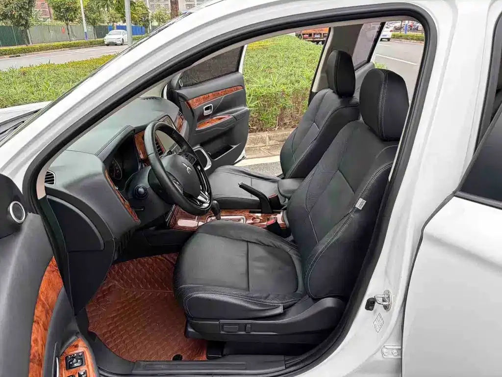 Outlander 2.0 L 2 WD Glory 5-seat