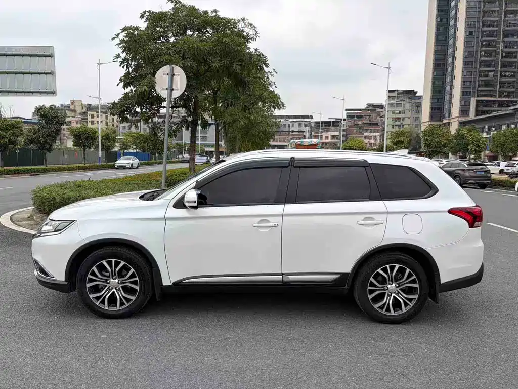 Outlander 2.0 L 2 WD Glory 5-seat