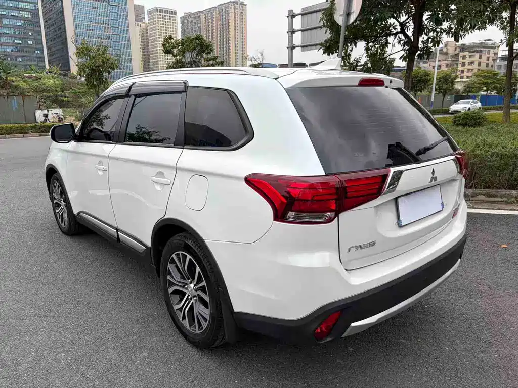 Outlander 2.0 L 2 WD Glory 5-seat