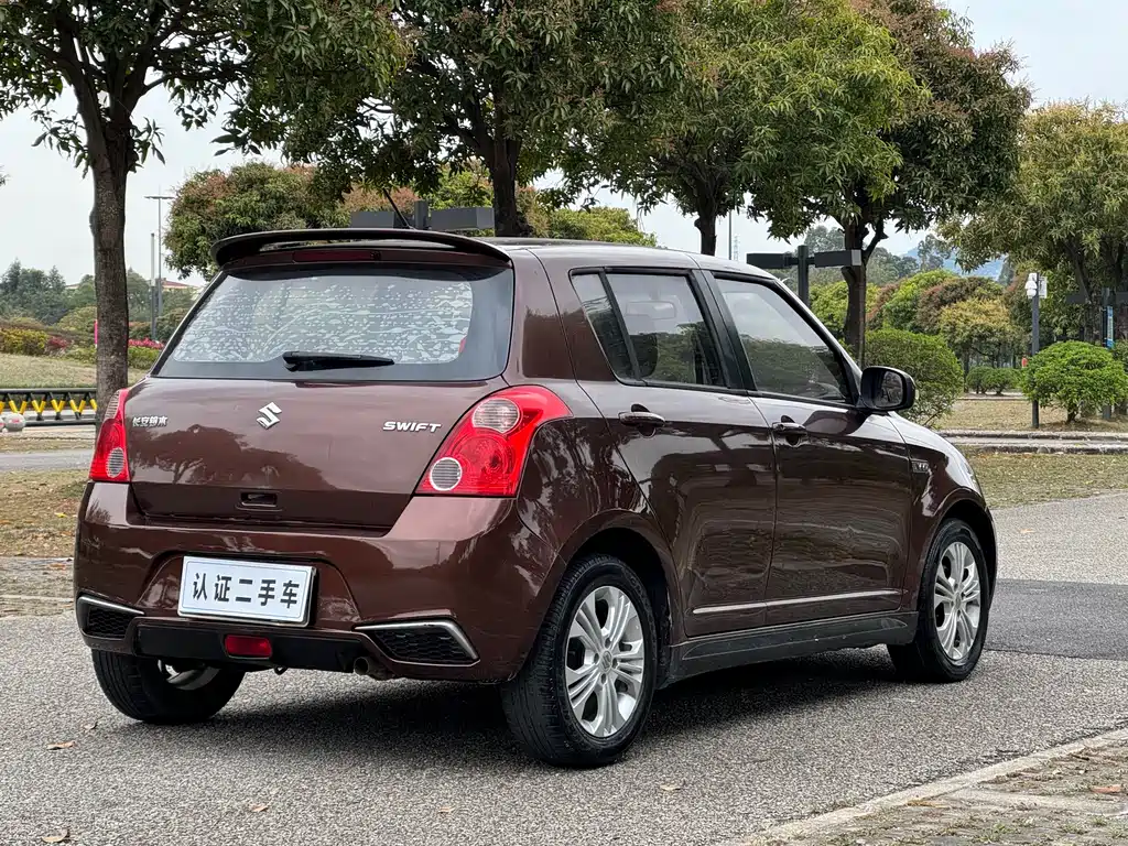 Swift 1.5 L Auto Fashion Cool Play