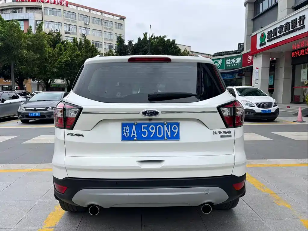Kuga EcoBoost 180 2 WD Platinum Wing