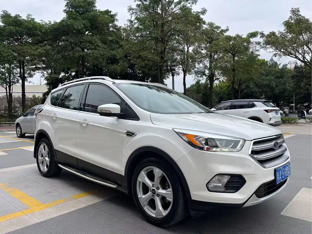 Kuga EcoBoost 180 2 WD Platinum Wing