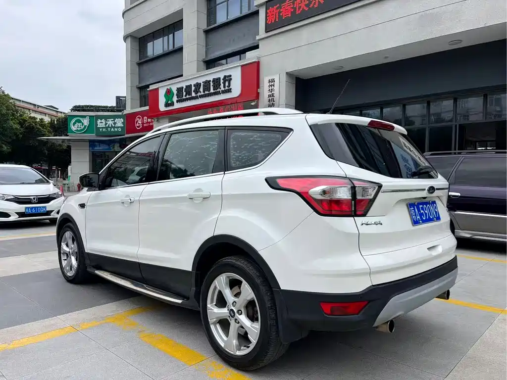 Kuga EcoBoost 180 2 WD Platinum Wing