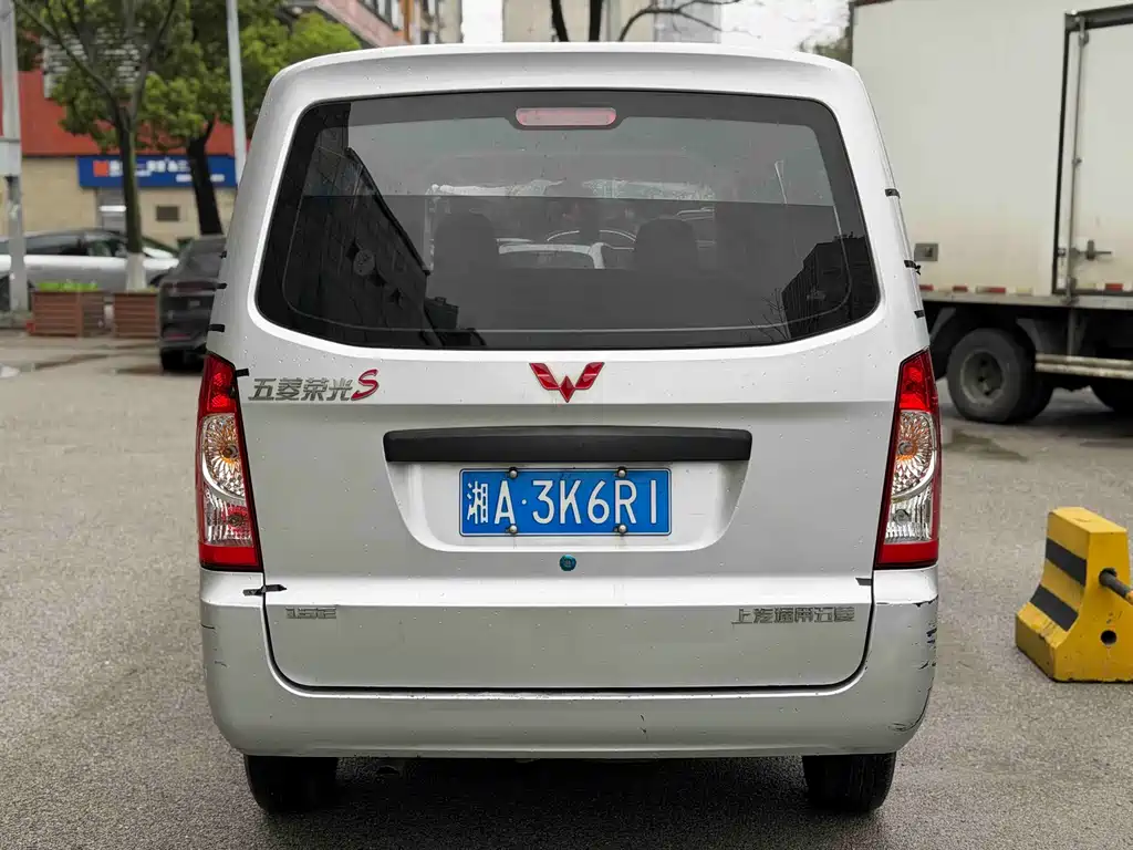 Wuling Rongguang S 1.5 L Basic 5 7-seat